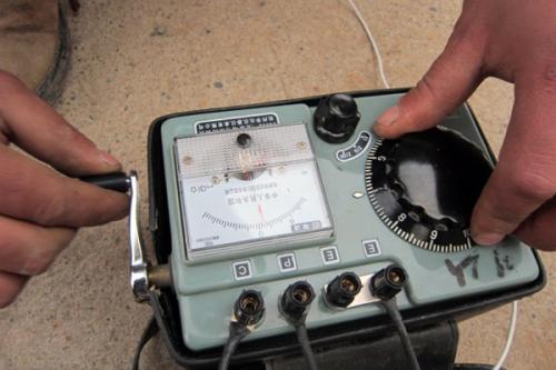 測量電纜故障用的兆歐表.jpeg 測量電纜故障用的兆歐表.jpeg